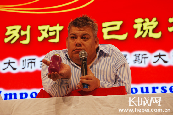 澳洲无腿超人<em>约翰·库提斯</em>到衡水中学演讲